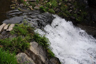 婺源山间小瀑布流水景致