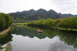 婺源山水间的静谧泛舟之景
