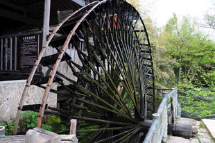 婺源古老水车静立自然间