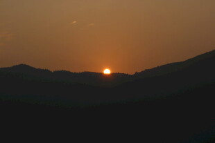婺源日落群山间