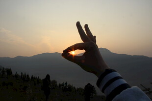 婺源夕阳下的手势与远山美景