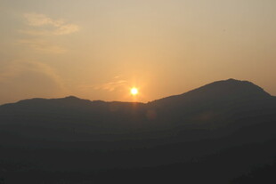 婺源日落时分的山峦美景
