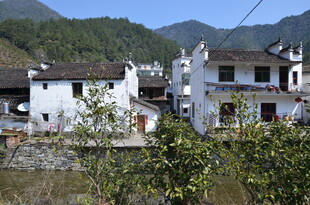 婺源山间白墙黛瓦的宁静村落