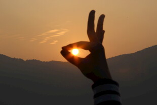 婺源夕阳下的手势与远山美景