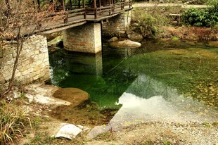 婺源乡村石桥下的清澈溪流