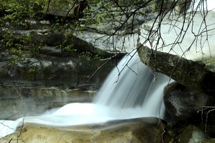 婺源山间小瀑布景观