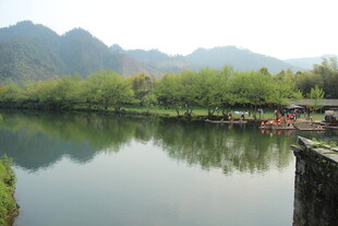 婺源山水相依的宁静湖畔