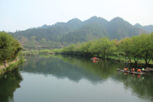 婺源山水间的悠然泛舟景象