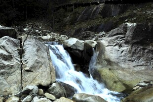 婺源山间小瀑布 灵动自然美