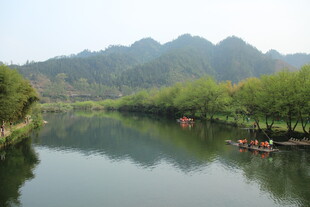 婺源山水间静谧的泛舟风光