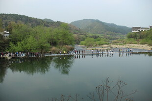 婺源宁静河畔的水上木质栈道