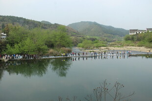 婺源宁静湖畔的木质栈桥风光