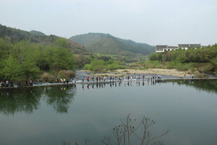 婺源宁静湖畔的山水风光