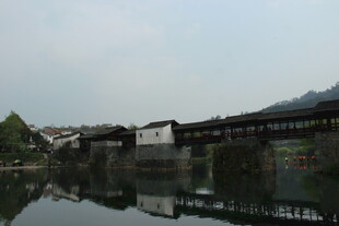 婺源古桥映水的宁静水乡风光