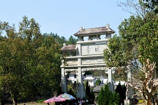 婺源古牌坊处的热闹景象