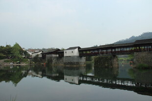 婺源古桥映水的宁静水乡风光