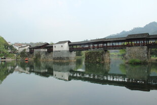 婺源古桥映水的宁静水乡风光