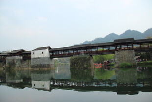 婺源古桥静立山水间