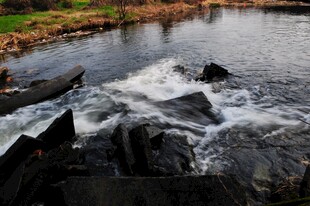 婺源湍急溪流中的嶙峋岩石