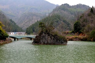 婺源山水间的桥景