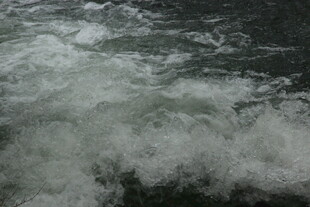 婺源汹涌澎湃的翻滚浪花