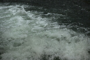 婺源汹涌澎湃的白色浪花