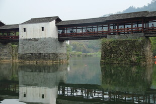 婺源古廊桥横跨静美水面
