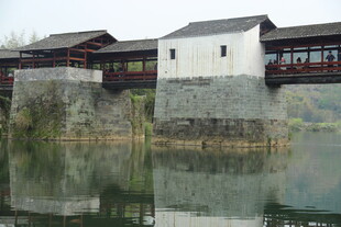 婺源古桥水乡景 静谧映湖面