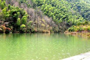 婺源青山绿水间的静谧湖泊
