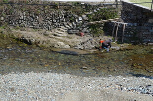 婺源溪边工人进行施工场景