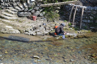 婺源溪边人们享受户外休闲时光