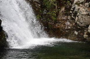 婺源山间瀑布景观