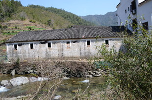婺源古朴溪边木屋 自然景致