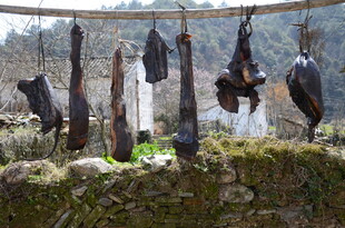 婺源户外悬挂的腌制肉类