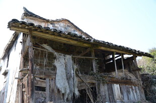 婺源古老破旧的木质传统民居