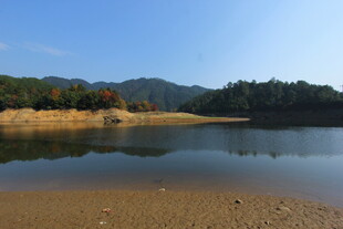 婺源宁静湖畔风光
