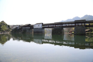 婺源古桥横跨平静水面