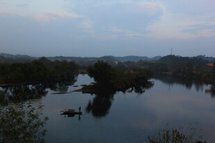 婺源黄昏下宁静的河畔风光