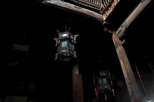 婺源复古煤油灯悬挂于屋檐下
