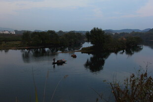 婺源宁静湖面与岸边树木景致
