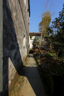 婺源乡村小道旁的老旧建筑