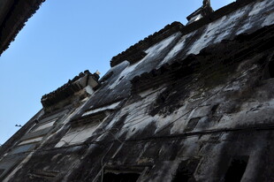 婺源古老斑驳的传统建筑一角