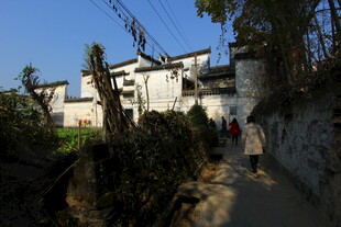 婺源乡村小道上的行人与民居