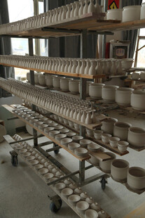 婺源陶瓷制品在多层架上摆放