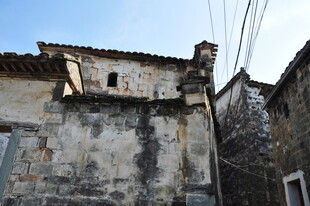 婺源古老斑驳的石砌民居一角