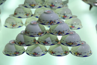 婺源精美瓷碗堆叠展示