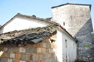 婺源古老村落中的破旧房屋