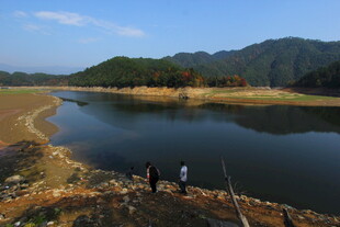 婺源湖畔垂钓美景