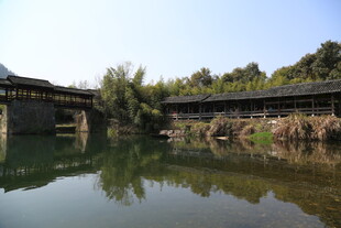 婺源古桥映于宁静水面
