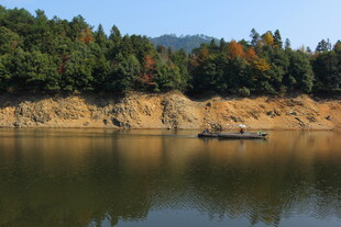 婺源湖畔孤舟 山林环绕美景